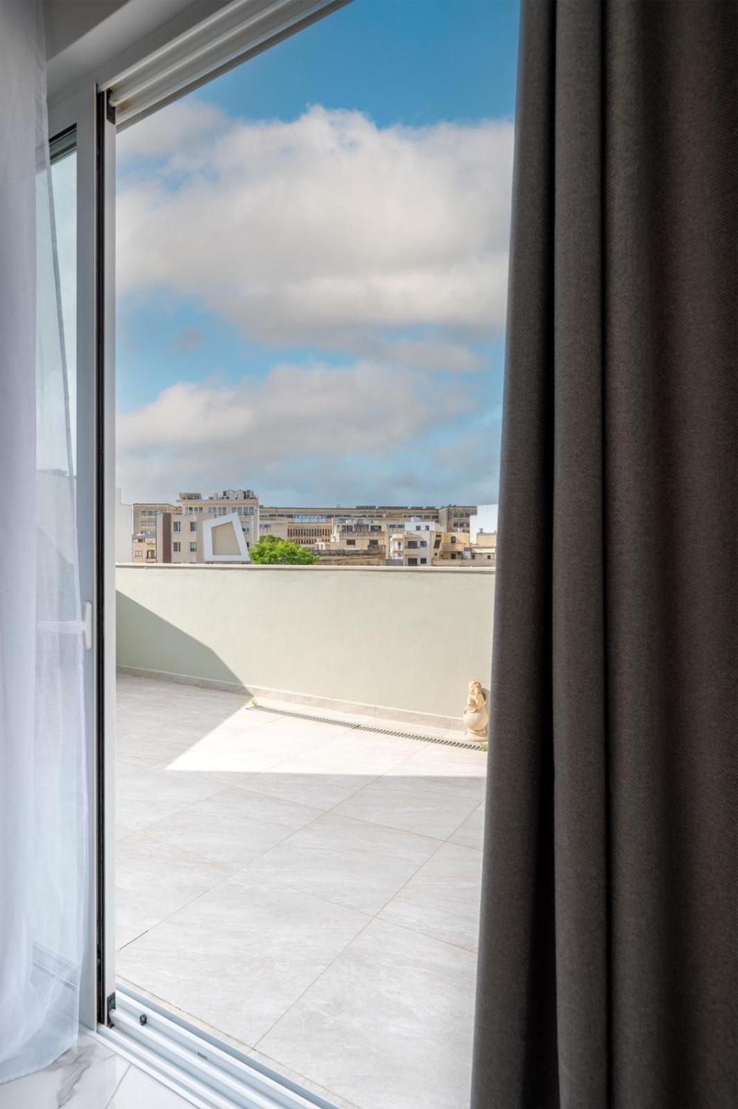 Msida Central Suites - Emmnic Court Buitenkant foto